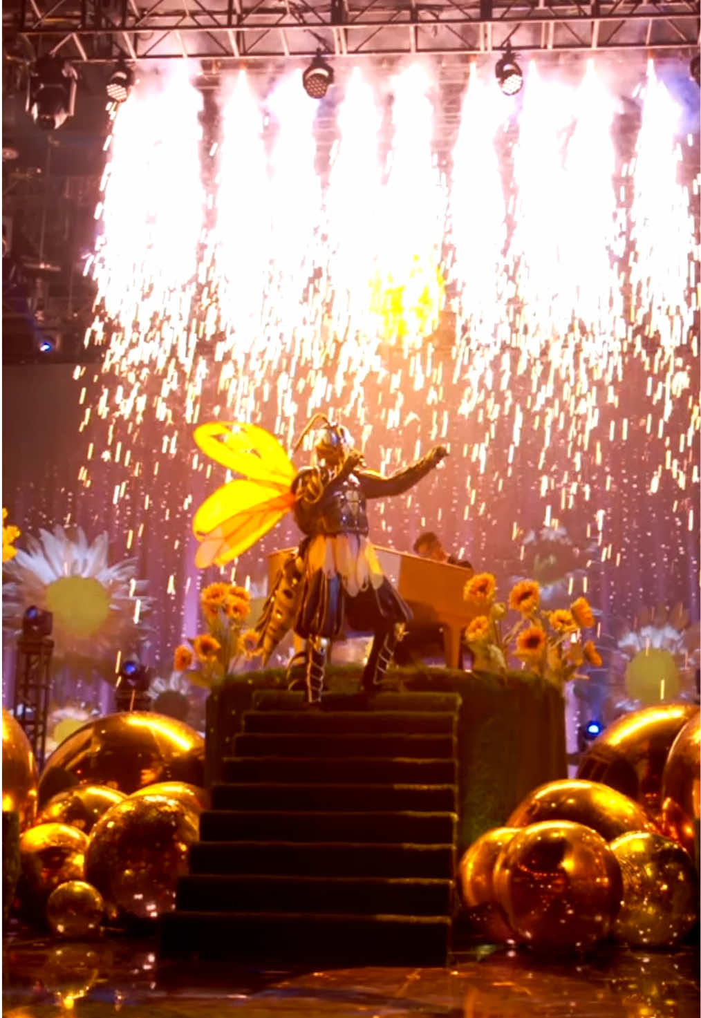 He's got the crowd so emotional right now, I can't even! #WaspMask #TheMaskedSinger 