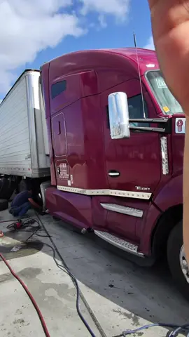 What a great guy! 🚛🤘🏻 #trucking #cdl #bigrig #18wheeler #trucker #truckingdept #pov #viral #trend #trending #truckersoftiktok #truckinglife #classa #semitruck #truckdriver #edinburgtx #956rgv 