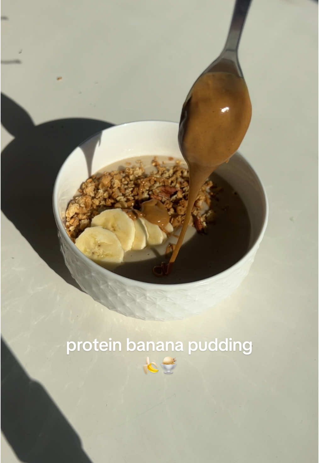 this is actually my lunch every single day 🍌🍨 RECIPE: 1 banana 3/4 cup plain yogurt 1 serving vanilla protein powder a squeeze of honey Add everything to a blender, pour into a bowl, top with granola, banana slices, and peanut butter #highprotein #highproteinrecipes #highproteinmeals #healthymealideas