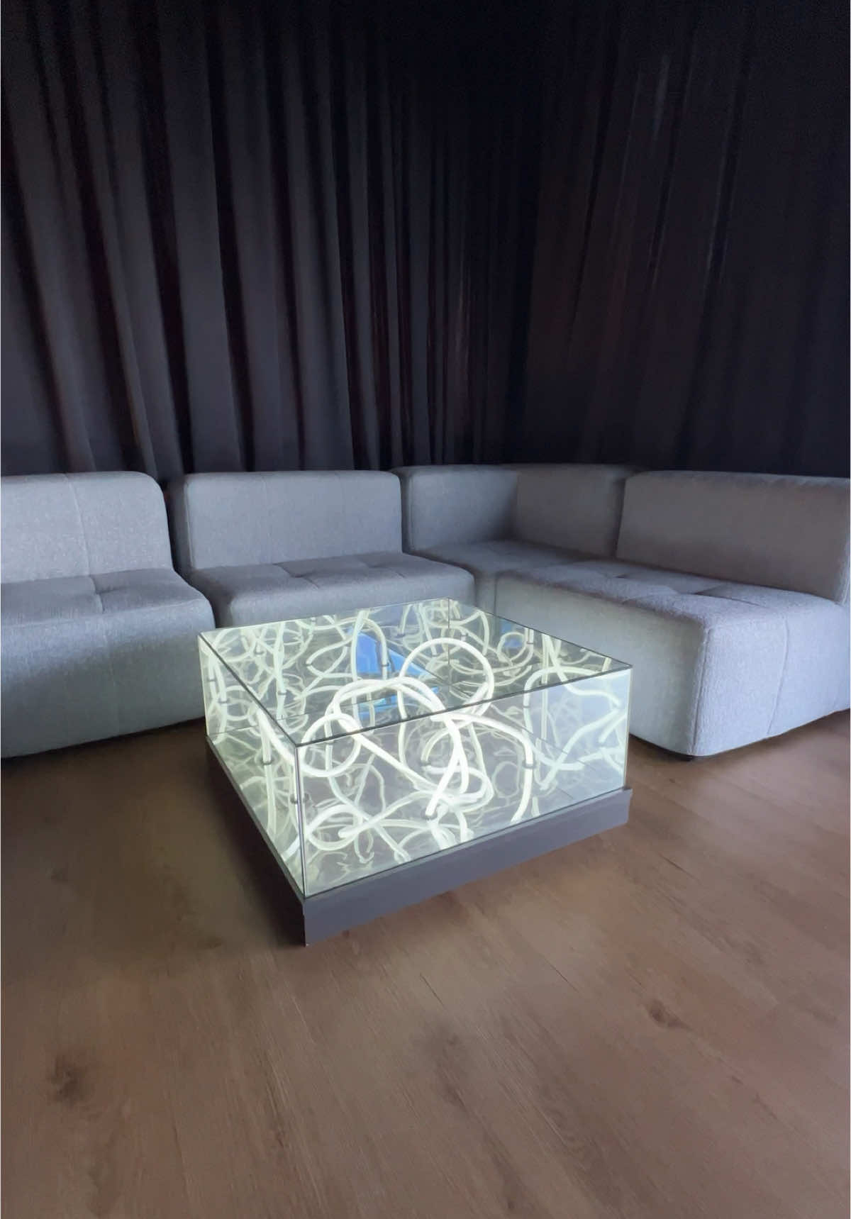 ✨ Mesa de centro infinita ✨ Ano que vem montarem mais um modelo dessa mesa para venda, fiquem atentos 😊 #InfinityMirror #MesaDeCentro #DesignModerno #DecoraçãoCriativa #IluminaçãoDeAmbiente #MóveisDesign #DecoraçãoDeInteriores #ArteEDesign #DesignDeInteriores #inovaçãoemdesign  #infinitymirrortable 