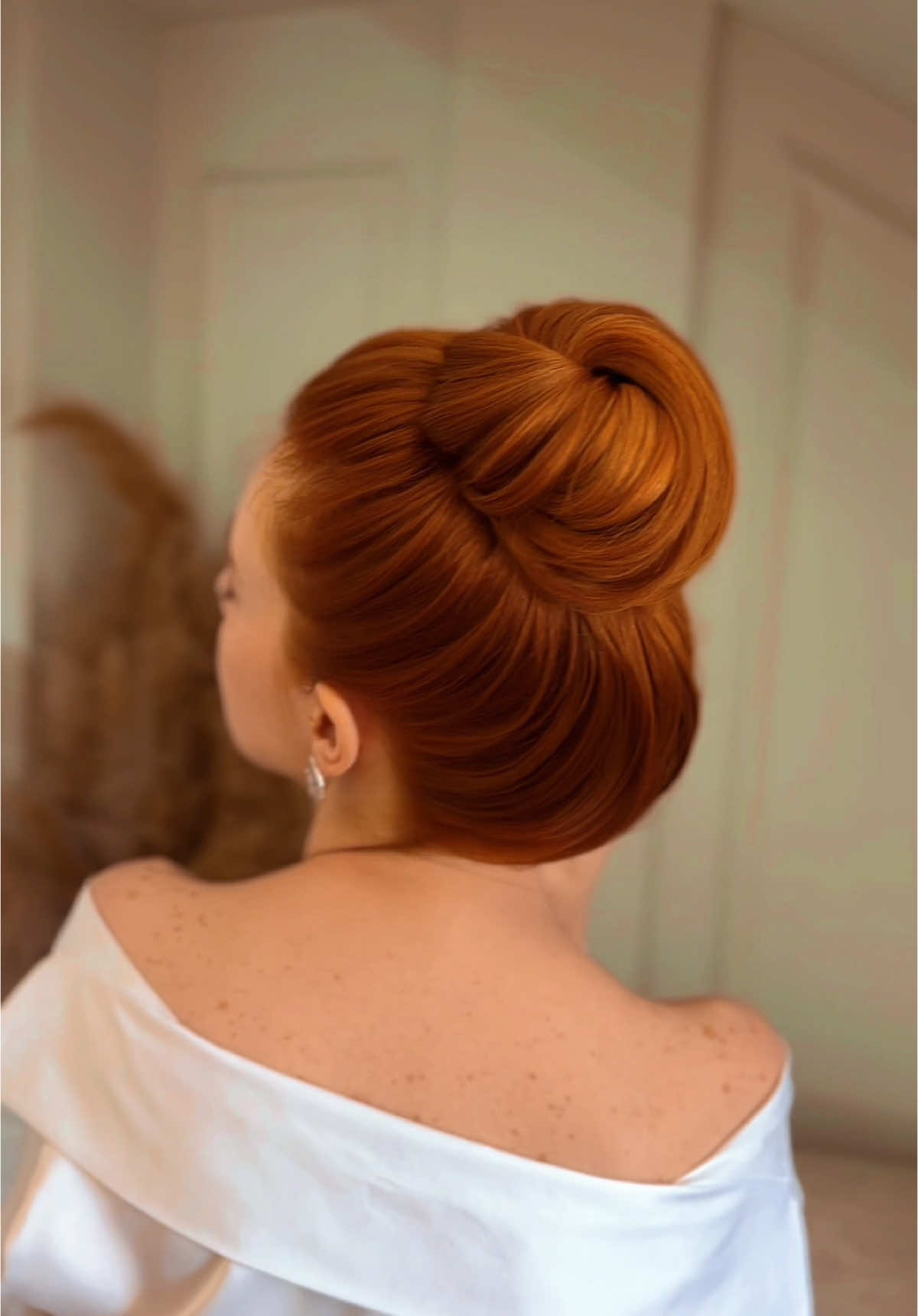 Um coque alto pratico e fácil de fazer.  #penteado #penteados #penteadosfaceis #hairstyle #hair #penteado 