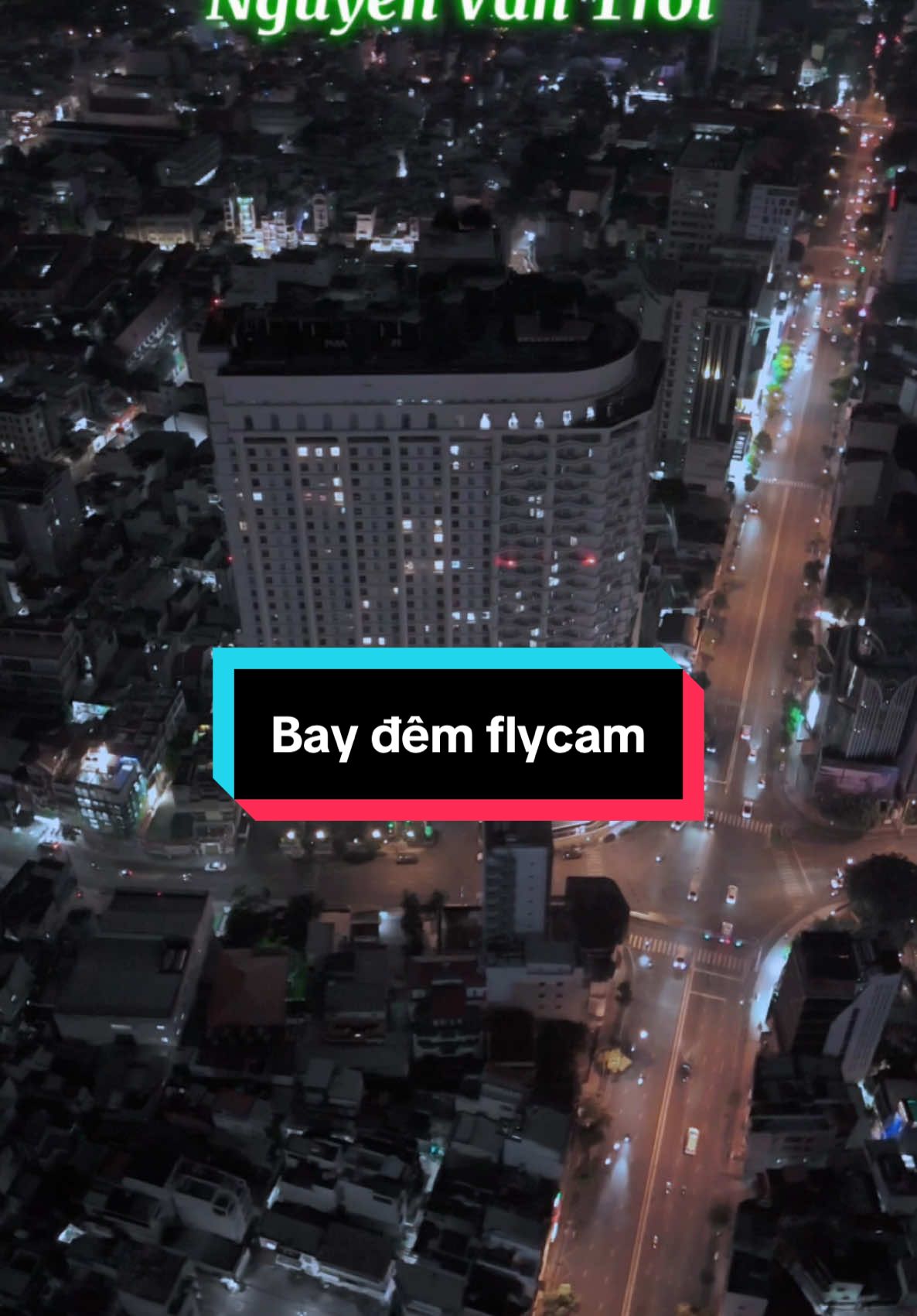 Trong khi những idol flycam bay nhà thờ Đức Bà rực rỡ thì tôi chỉ dám bay lòng vòng khu bờ kè Phú Nhuận ngắm đèn phố 😢 #dji #drone #djidrone #flycam #nightflyer #citylights 