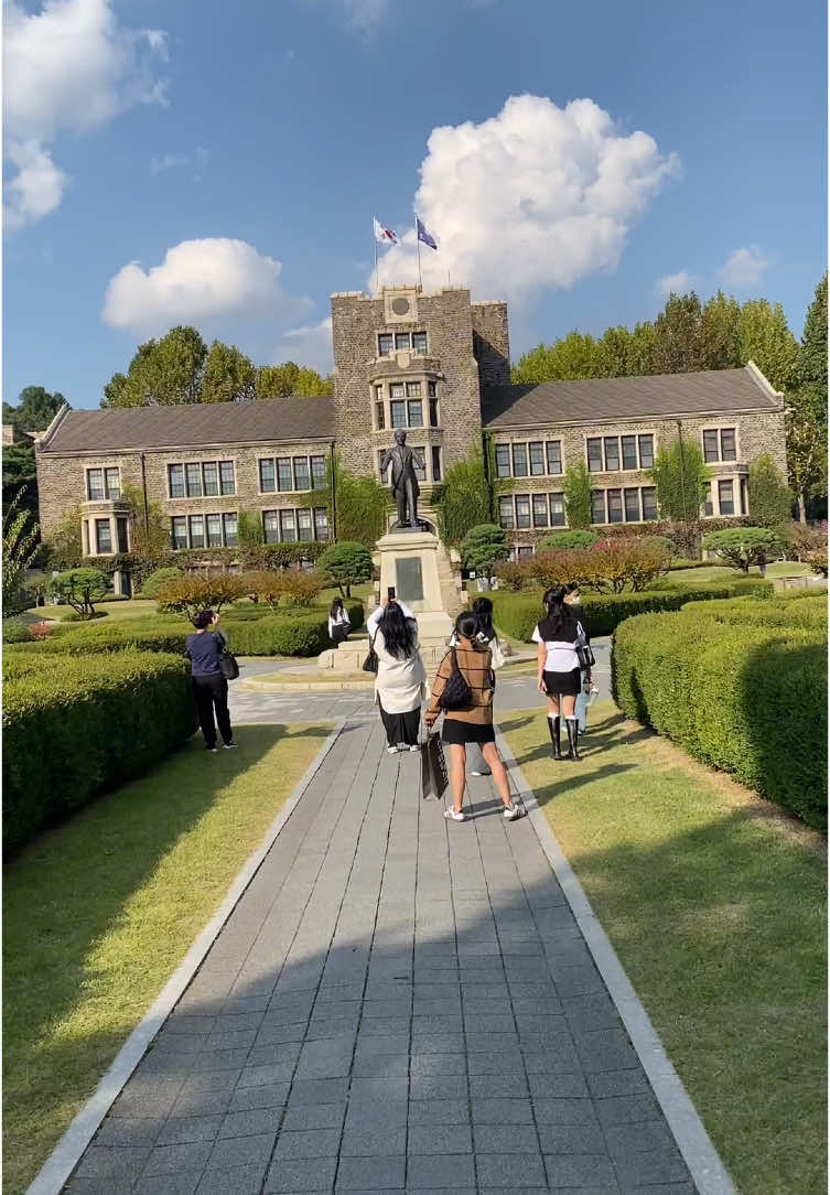 who’s dream university?  #yonseiuniversity #🇰🇷 #연세대학교 #yonsei #exchangestudent #southkorea #korea #globalkoreascholarship #fyp #studyabroad 