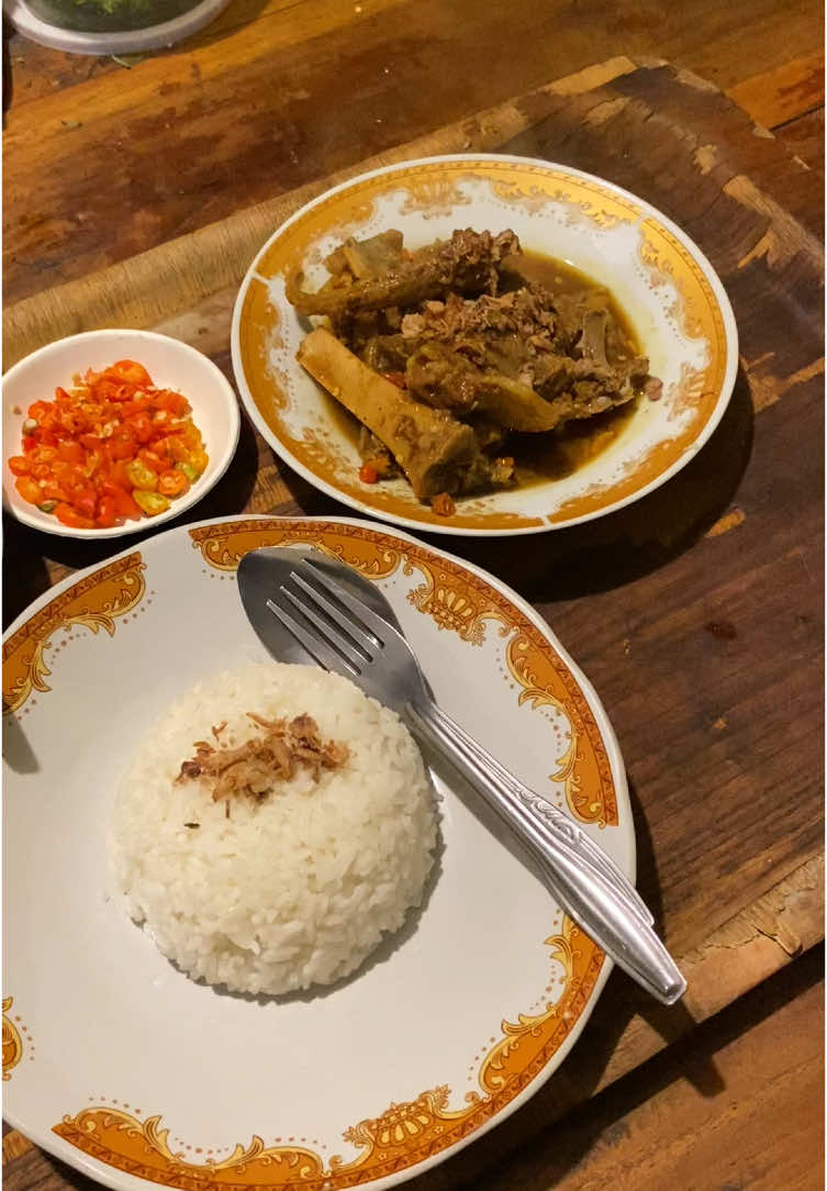 📍Bakmi & Sate Klathak Djogja - Jalan Kutai. Udah deh ini 9/10 ,balik lagi ke selera ya.. tapi nasgor magelangan nya khas jogja banget, gurih manis pokokya sedep. Bakmi godok nya juga mantep banget pake telor bebek. Ada menu lain juga tongseng, tengkleng, dll. Wajib coba!! #bakmijogja #tengkleng #klatak #tongseng #jogja #magelangan #surabayakuliner #kulinersby #kulinersurabaya #fyp #fypシ #fypシ゚viral #fypage 