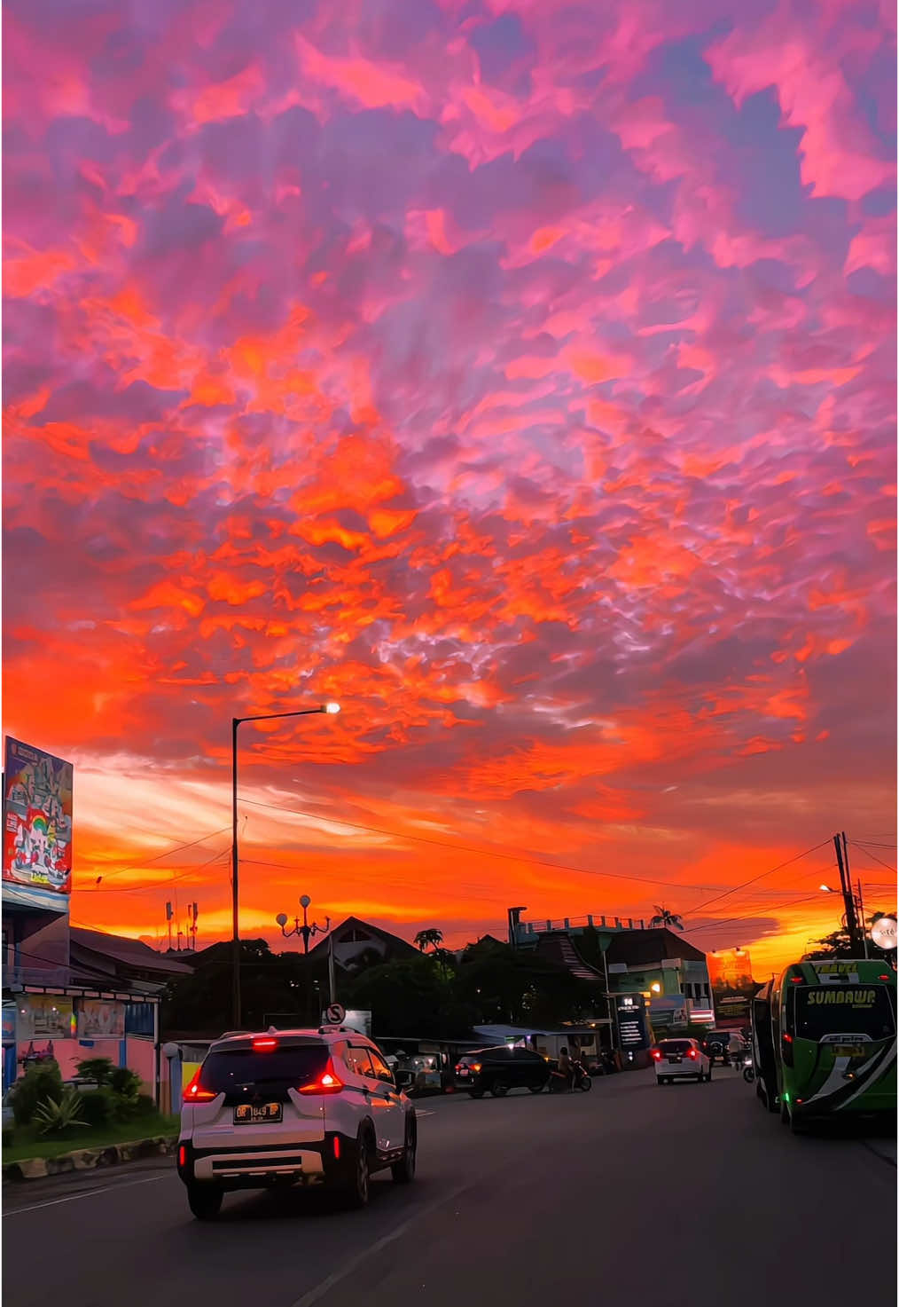 Sebelum 2024 berakhir, tinggalkan satu pesan. #somebodyspleasure #sunset #senja #lombokvirall🌴🌴 