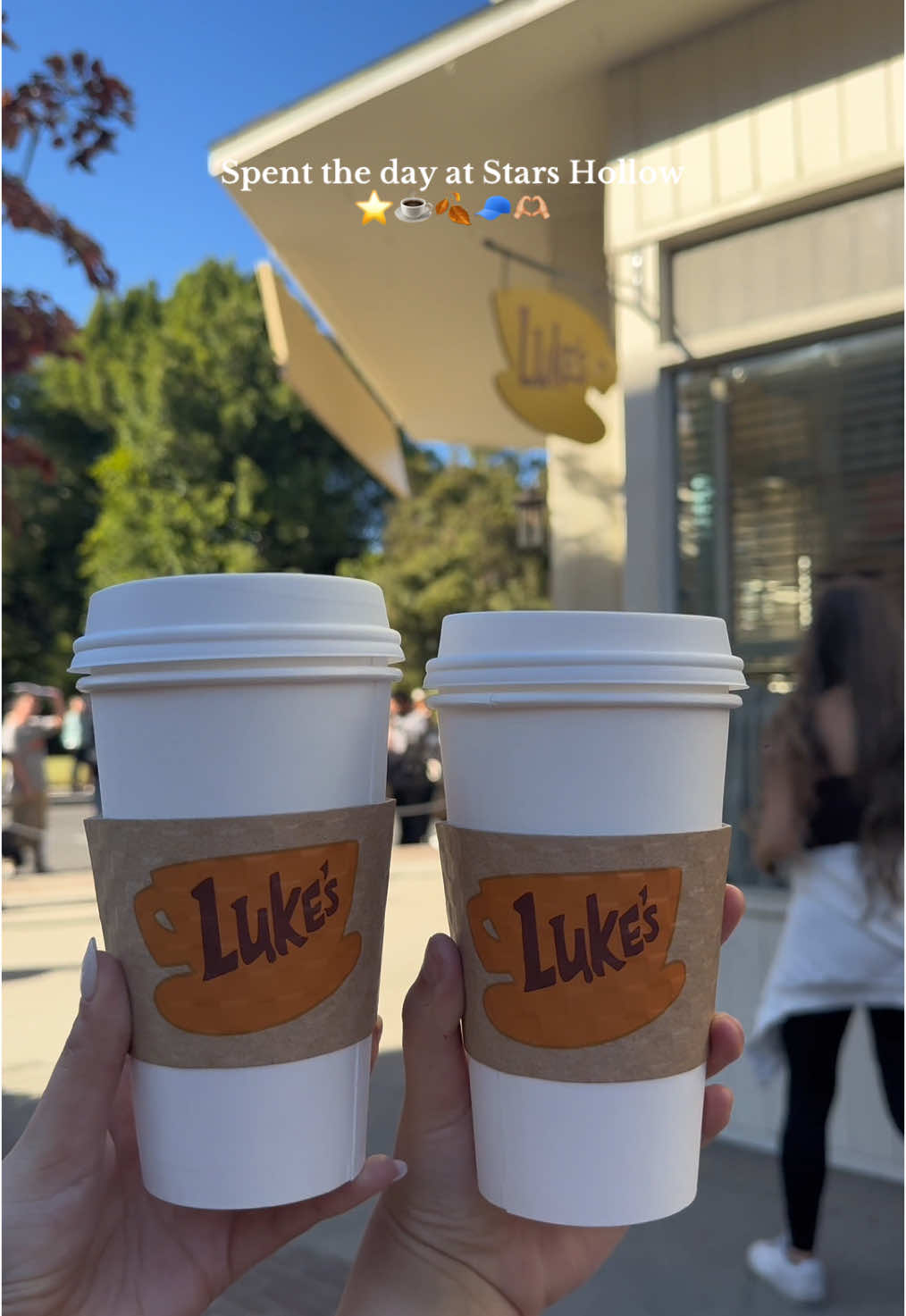 10/10 recommend checking it out ⭐️☕️🍂🫶🏼🧢 #gilmoregirls #lukesdiner #starshollow #warnerbrosstudio #holidaysmadehere #lukedanes #lorelaigilmore #rorygilmore 