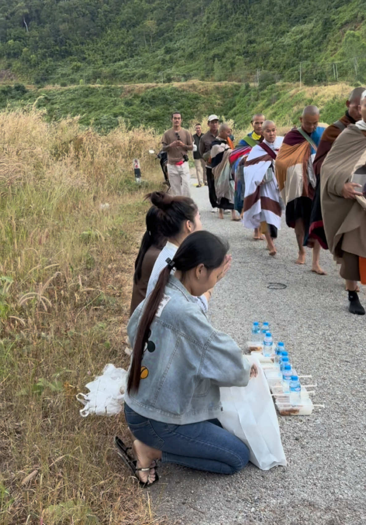 Hữu Duyên được cúng dường cho Thầy Thích Minh Tuệ và đoàn👏 ATAPUE (LAOS) Hành trình bộ hành của Thầy từ LAOS - ẤN ĐỘ. Chúc thầy và đoàn vạn dặm bình an suôn sẻ ❤️❤️❤️👏👏👏#thichminhtue #phâtphapnhiemmau #xuhuong #adidaphat🙏🙏🙏 