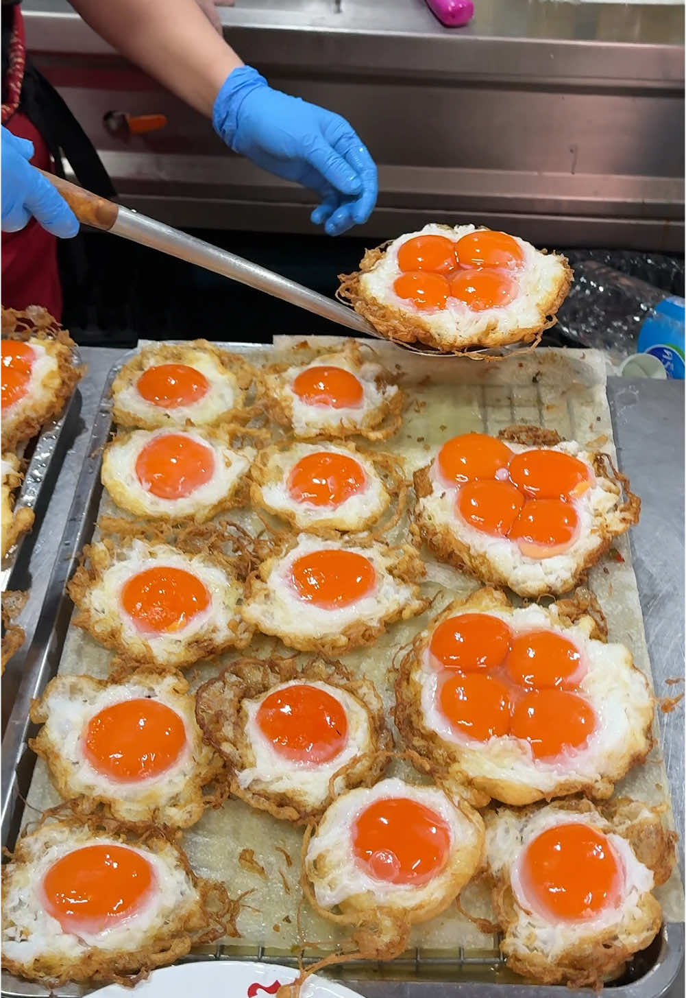 The Most Popular Spicy Basil Rice in Bangkok - Thai Street Food Price : THB 129~ / USD 3.8 Location : 300 Sukhumvit Rd, Phra Khanong, Khlong Toei, Bangkok 10110 - เผ็ดมาร์ค Google map : https://maps.app.goo.gl/UGTzNatCkxN9yj6L6