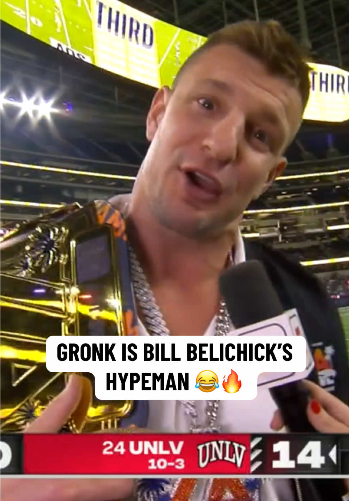 “I’m working for you right now I’m a recruiter!” 😂 #gronk #billbelichick #cfb #CFBPostSeason #football #unc 