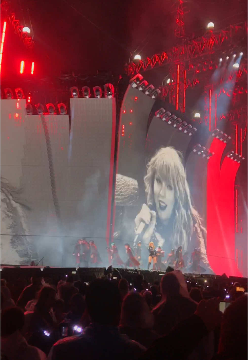 Everyones talking about how Billie Eilish opens her concerts (its amazing btw) but 16 year old me is still not over how @Taylor Swift opened the Reputation Tour 🐍🖤 #taylorswift #reputationstadiumtour #reputationtaylorsversion #metlifestadium #areyoureadyforit 