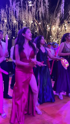 Mueve la pompa… al ritmo de Axé Bahía … y tu como lo mueves ? 🫣🫢 #bailando #baile #fiesta #diversion #alegria #feliz #viral_video #viralditiktok #fyp #celebrity #musica #popular #women #highlight #risa #movie 