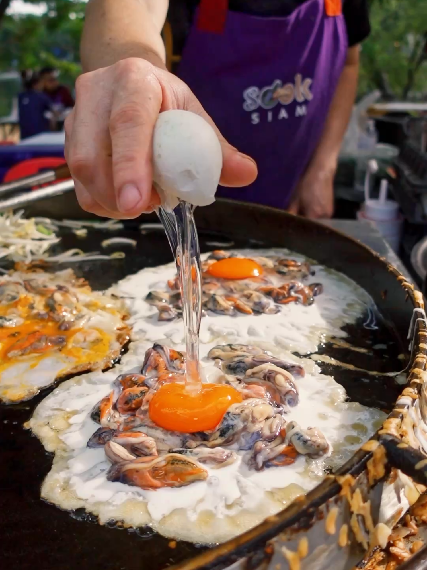 Crispy Fried Mussel Pancake at Bangkok Street Food Thailand หอยทอดตัวใหญ่และให้เยอะมาก ที่งานกาชาด สวนลุมพินี #bangkokstreetfood #thaistreetfood #งานกาชาด2567 #งานกาชาดสวนลุม #งานกาชาดสวนลุมพินี #หอยทอด