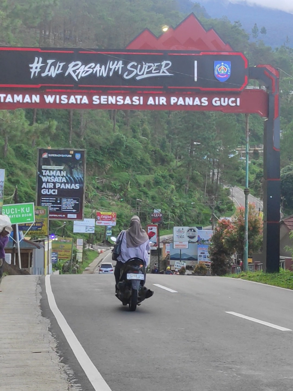 kerudung coklat, baju putih, sein kanan motor vario,, siapa dia ?? 🤣🤣 #guci  #bojong #bumijawa #tegallakalaka 