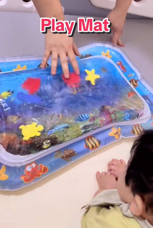The baby can also play with water play mat,which is bright in color,which is conducive to visual development. #babyplaymat #waterplayfun #watermat 