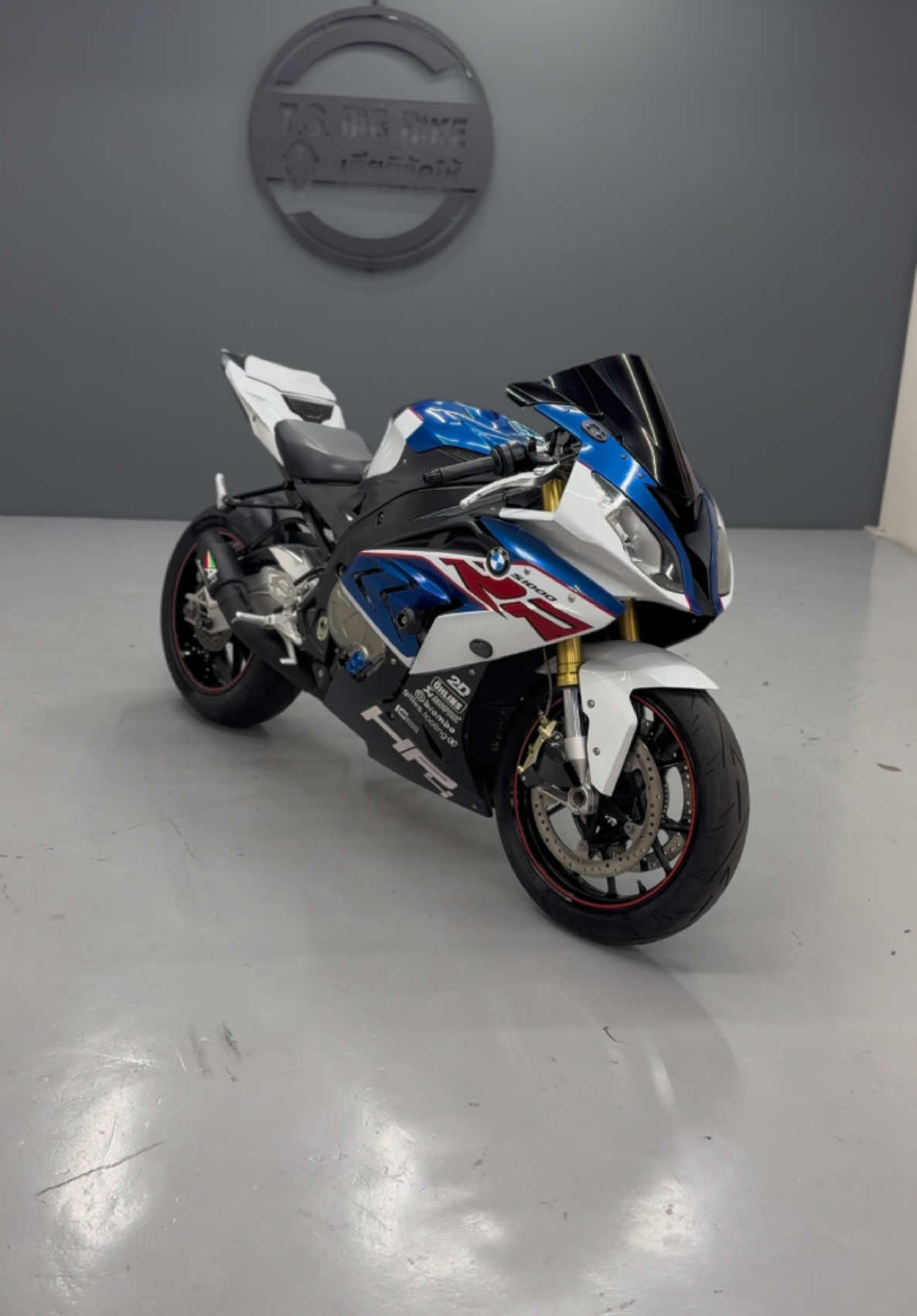 BMW S1000RR ABS PRO ปี2018 🔥สดเพียง 489,000 เท่านั้น🔥 รถใหม่สีไตรคัลเลอร์แท้ สภาพป้ายแดง ชิวหน้าแต่ง อุดกระจก กันล้ม ครอบเบาะท้าย ท่อแท้ AR และอื่นๆอีกเพียบ พร้อมซิ่งแล้ววันนี้  📌รายละเอียดเพิ่มเติม สด/ผ่อน👇🏻 📲091-741-5417 ปอนด์ ✅บ้านเขียว: pounpipat21 #BMW #BMWThailand #BMWMotorrad #BMWLove #BMWS1000RR #S1000RR #S1000 #ABSPro #HP4 #BMWTeam #1000CC #Bigbike #เฮียตี้จัดให้ #เซลล์ปอนด์ทีเอสบิ๊กไบค์ 