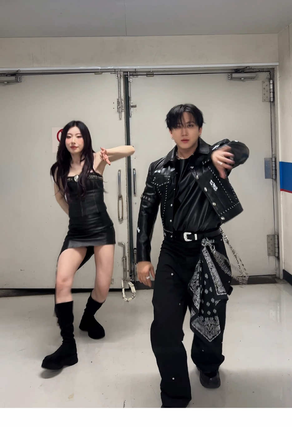 창빈의 #WalkinOnWater Challenge 💦 w/ #ITZY #CHAERYEONG #채령 !✨ #StrayKids #스트레이키즈 #창빈 #Changbin #合 #HOP #StrayKidsComeback #YouMakeStrayKidsStay #NewMusic @ITZY 