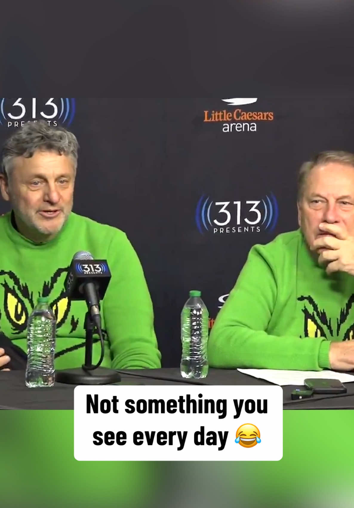 Oakland HC Greg Kampe said it was his idea for him and Michigan State HC #TomIzzo to wear matching #Grinch #sweaters 😂 #christmas #basketball  (📹 @Alex Crescenti)