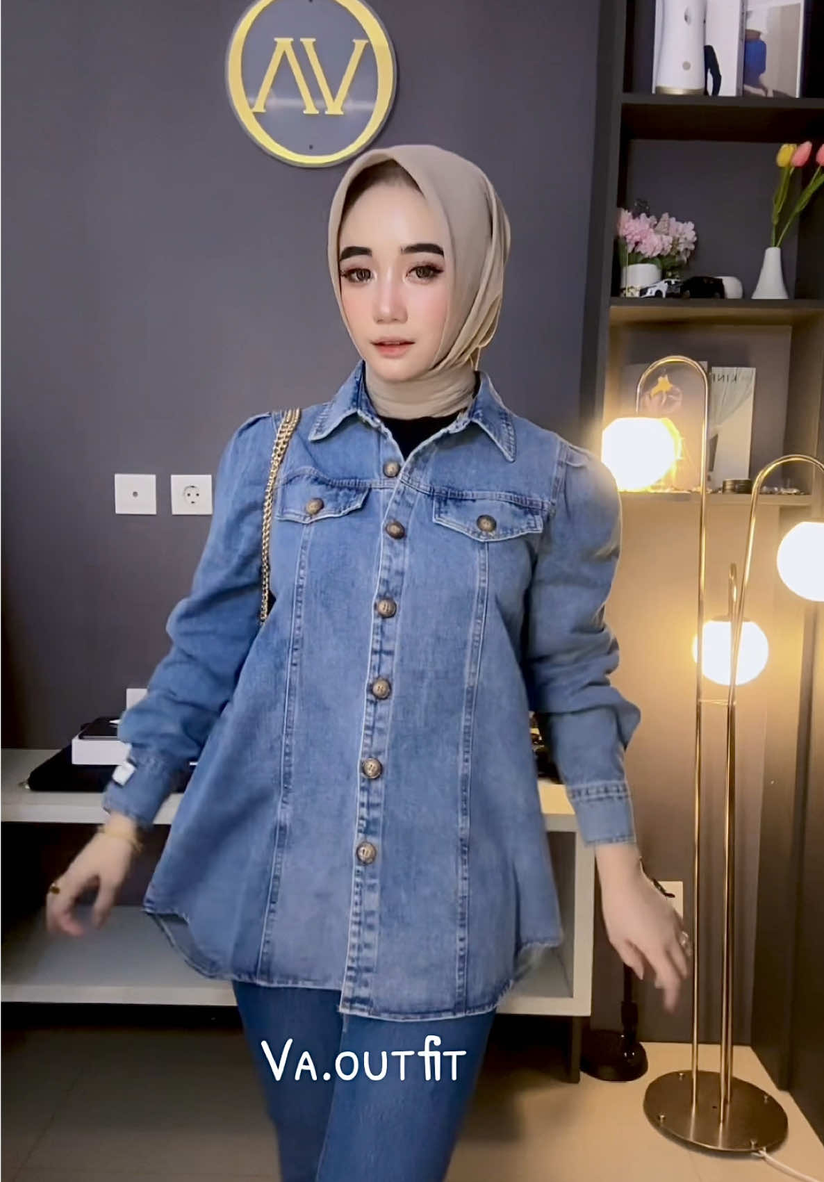 Kemeja jeans Long last 1 ini jgan smpai g punya 💃💃 #vaoutfit #kemejawanita #kemejaoutfit #kemejajeans #kemejakorea #wibgajian #belilokal #promoguncang1212 