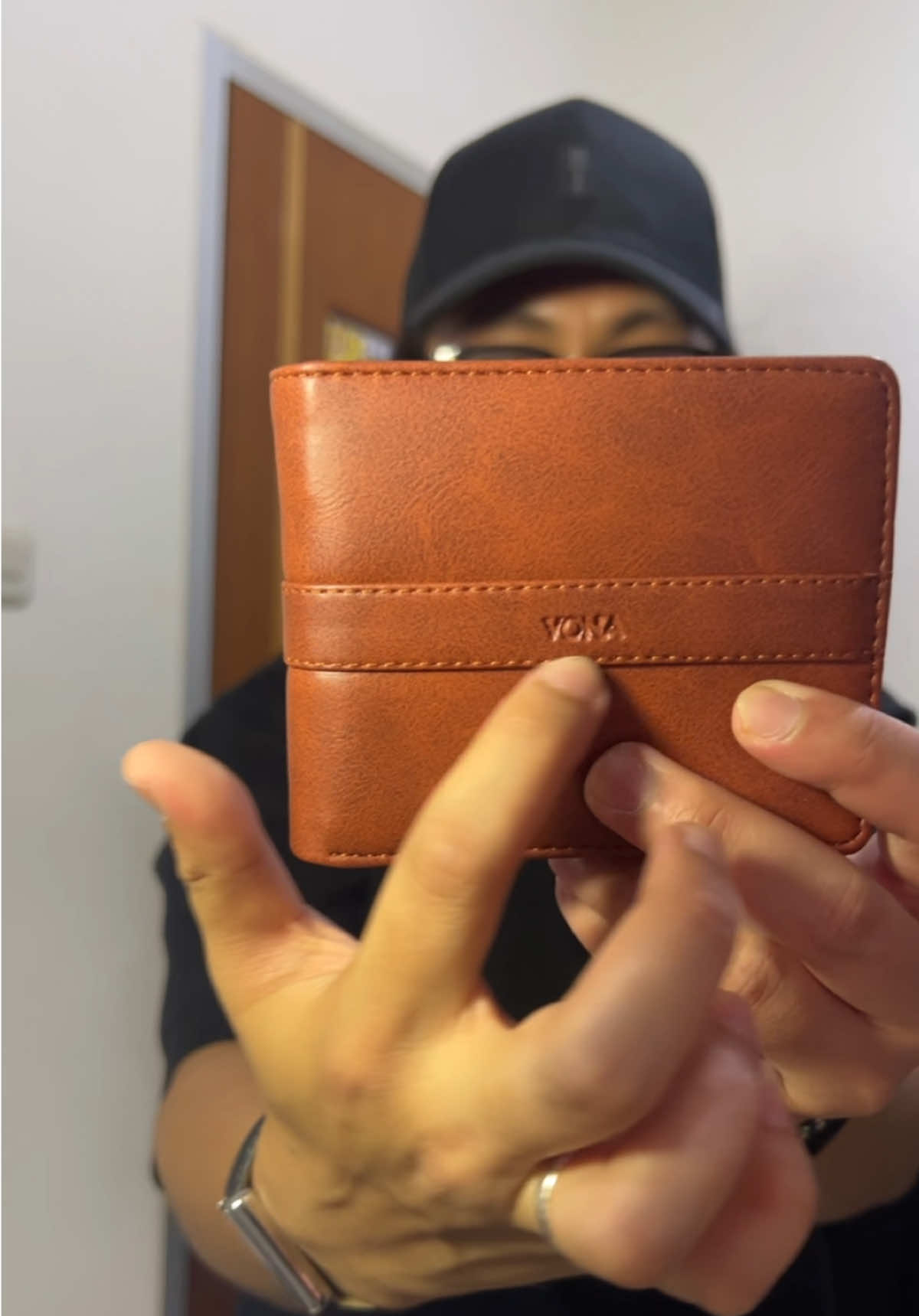 Replying to @mancis.idn Cakep nih‼️ VONA Mateo Wallet - Dompet Pria Lipat #dompetvona #vonawallets #vonamateowallet #dompetpria #vonasetiaphari #fadhelaudia #gebyarbelanjadesember #jagoanvideotrending #cuantanpabatas #wibgajian 