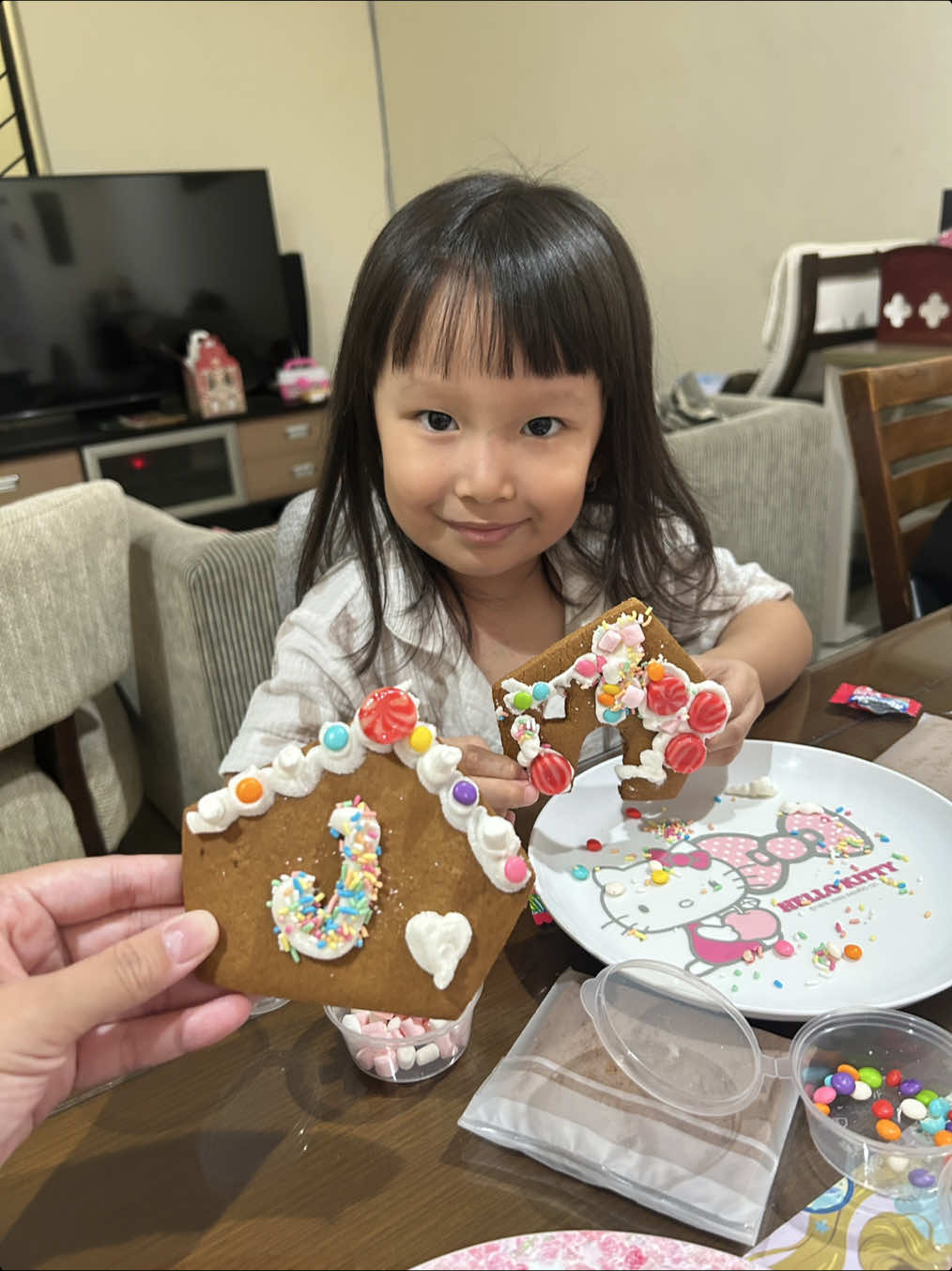 happynya bisa spend quality time making this gingerbread house with Jordyn🎄 dan ternyata bagus juga ya buat fokus, motorik, sensori😆 #gingerbreadhouse #christmas