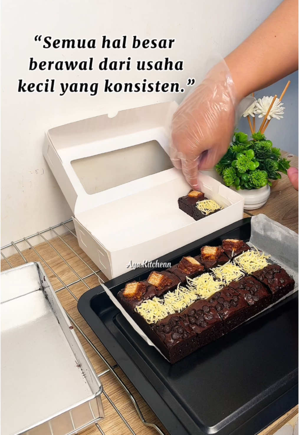 Apapun yg sedang kamu lakukan, iringilah dengan senyuman ☺️ Order bisa langsung DM/WA 0877-6025-9333 #cakeanddessert #dessertlampung #brownies #brownie #browniespanggang #fyp #fudgybrownies #browniesbdl #browniesbandarlampung #hampers #brownieslampung #brownieshias #browniesultah #browniesulangtahun #hiasbrownies #browniescoklat 