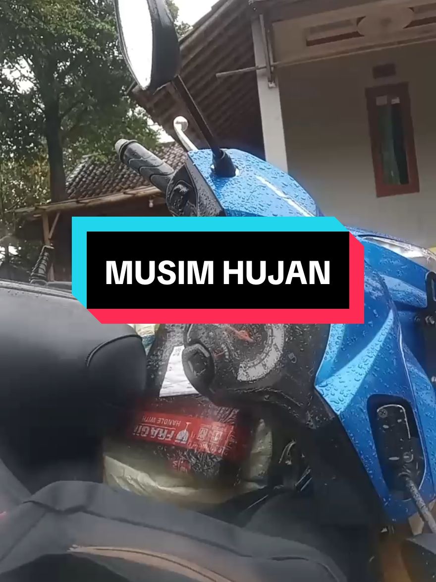 POV kurir kirim paket saat musim hujan #jntexpressid #fypdonggggggg #fyp #viral  credit @rizkykiw_ 