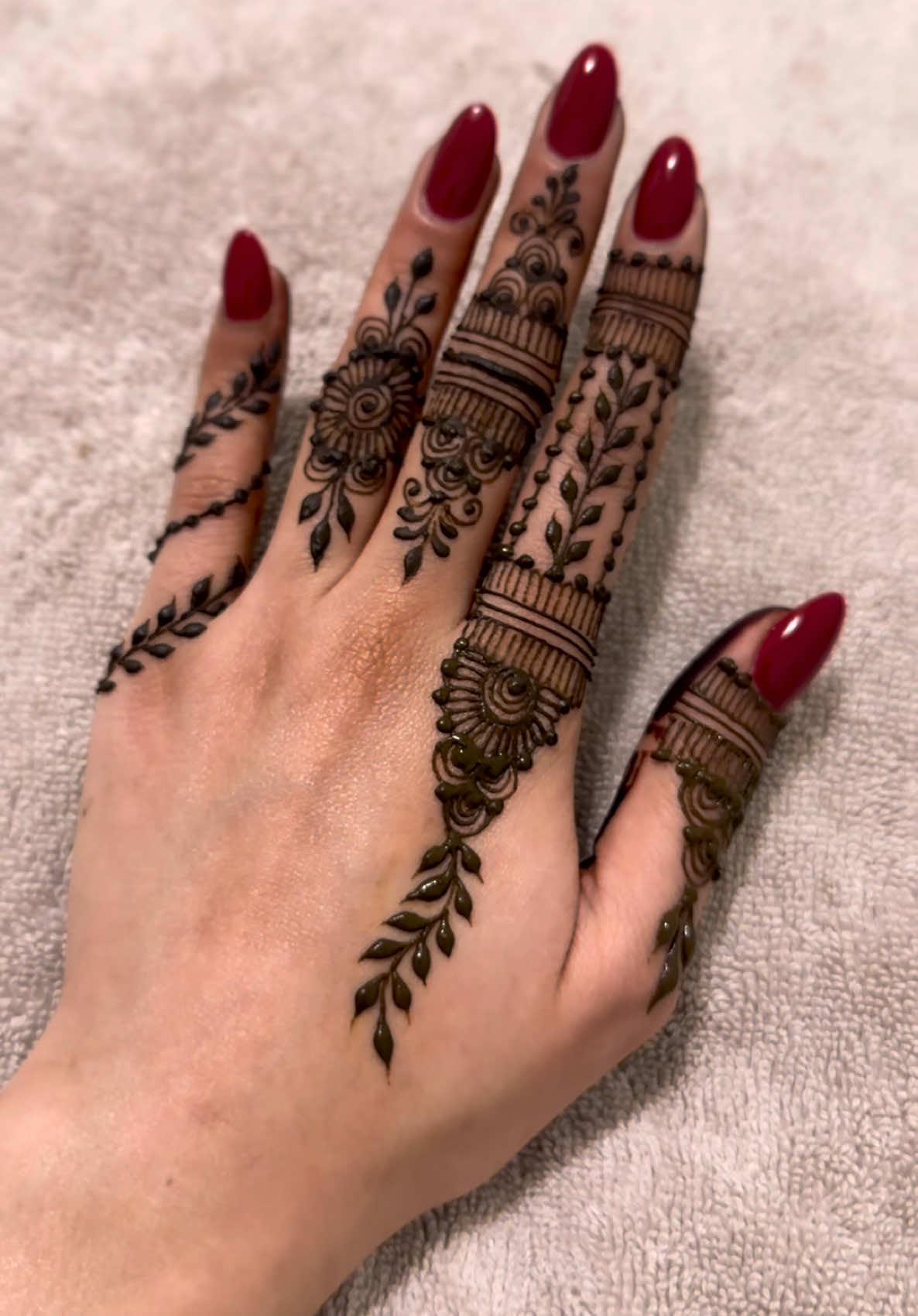 Simple henna designs🌸🍃 Bookings available for bridal and non bridal henna🍃🌸dm for inquiries🌸🍃 #henna #hennaart #hennaartist #hennalove #hennadesign #hennatattoo #hennadesigns #minimalist #simplehenna #partyhenna #bridalhenna #bridalhennadesigns #feethenna #mehndi #mehndiart #mehndiartist #mehndidesign #simplemehndi #mehndidesigns #bridalmehndi #foryou #surreybc