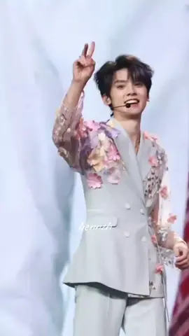 Tiểu Hàng ẻm cỡ đó không đó đã gặp Fan là phải vậy đó .... ẻm hết mình luôn mà :)) #tảhàng_左航 #jh_jihang🥜🥟#hangcuc  #cựchàng🥟🍊 #cuctatieu  #zhangji_tffamily🥀 #zhangji_张极 #chuchiham朱志鑫 #tftamđại  #totanhao_suxinhao #xhtiktok  #xuhuong #liennzh #cựchàng_team🍊🥟 