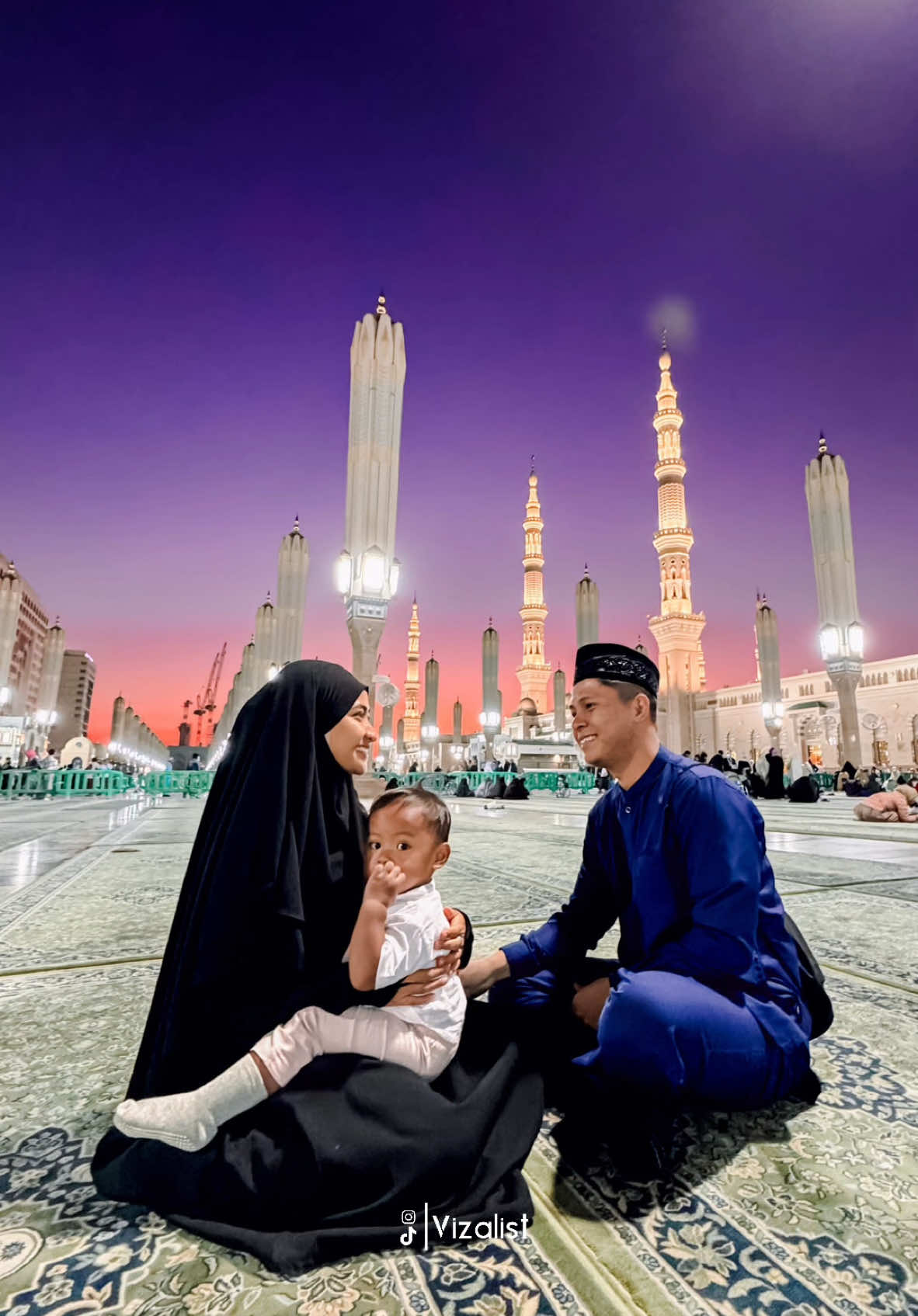 Fotoiin suami istri dan anaknya di masjid nabawi tadi pagi, alhamdulillah mereka seneng punya foto proper ❤️✨ #nabawi #masjidnabawi #madinah #umroh #fotografermadinah