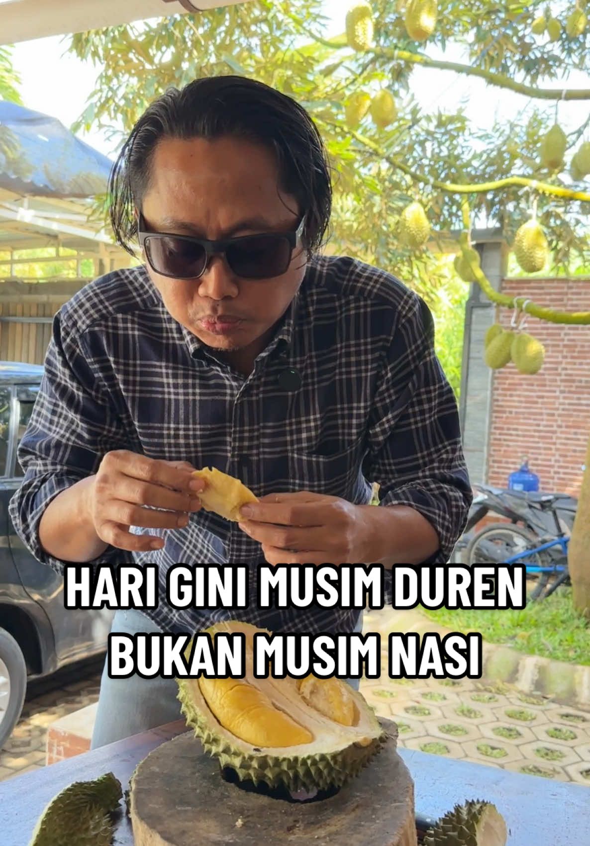 Masih Sarapan Nasi Kawan……Maaf Disini Lagi Musim Duren 