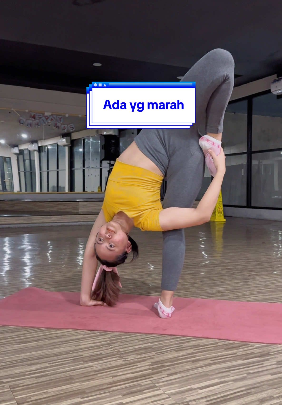 Pusing ga tuh🤪 #yoga #dekyulikrama 