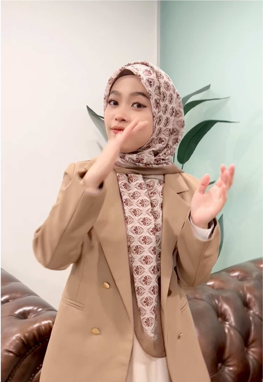 Ikut trend sekejap lah cantik tak outfit nina ni ? 🥹😍🤎 @Ninanino.__❤️ 