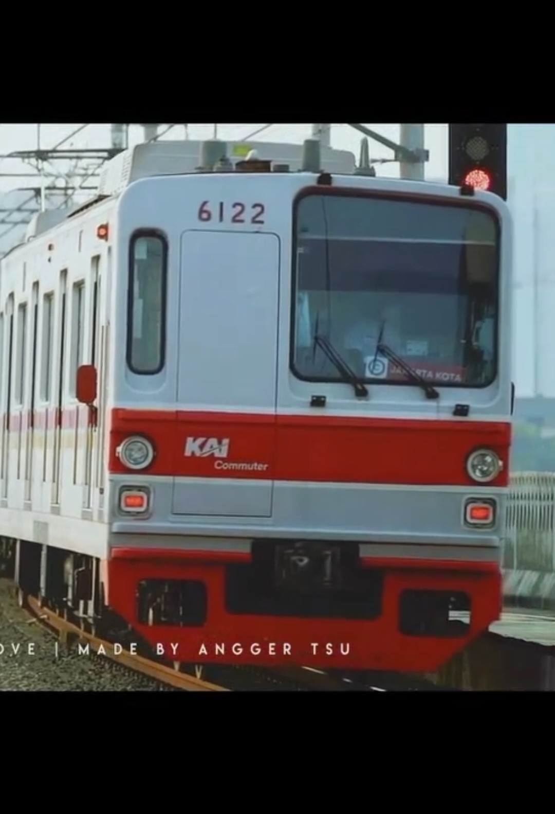 Vibes Manggarai emang jepunnya kentel banget. Di grading tipis aja udah vibesnya udah beda. *** #keretaapi #railfansindonesia #indonesianrailways #keretaapikita #railwayenthusiast #keretaapiindonesia #trainspotting #railwaystiktok #keretaapitiktok #trainspotter #railway #cinematography 