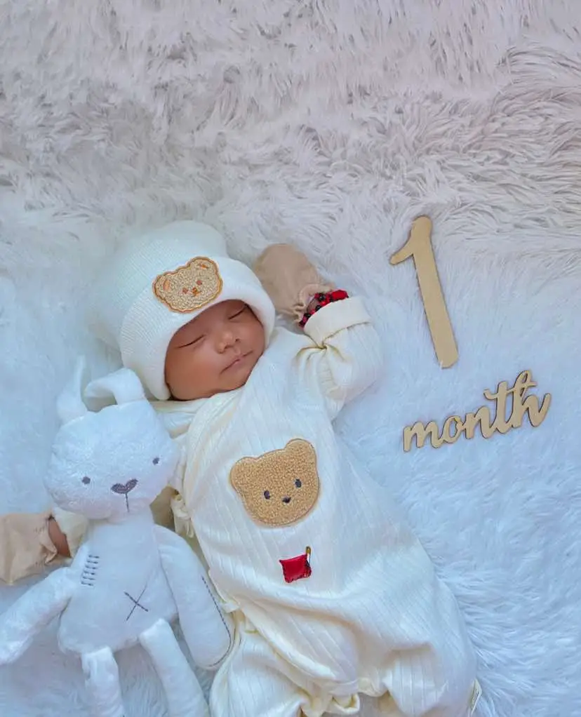 One month of pure joy & sleepless night!  I can’t believe I’ve been a mom for a month already! It’s been a life changing, but I am enjoying my mom era so much.🫶🏻🤍 happy first month our little son-shine! 👶🏻 thank you for making mami and dadi the happiest. weloveyouuusomuch,anak!👑🧸✨#baby #firstmonth #newborn #DIY #photoshoot #ffyyyyyyppppppppppppppppppppppp #foryoupageofficiall 