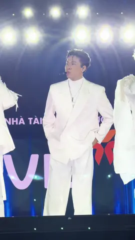 lần đầu diện kiến visual của ông tổ visual @HURRYKNG, đẹp mà t sốc thật #hurrykng #gerdnang #atshconcert #atsh #xh 