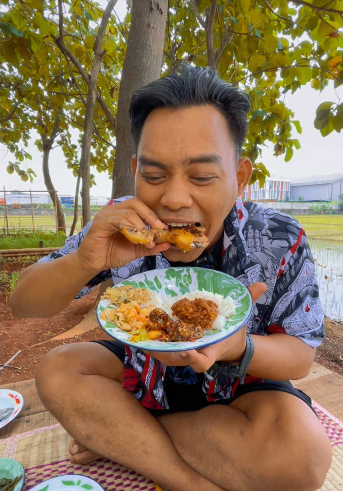 RESTO BERASA DIRUMAH NENEK, LOKASI MYA UDAH ADA DI VIDEO YA ‼️ #fyp #kuliner #kulinerenak #kulinerkarawang #kulinerjadul #makanenak #warungtuang #mukbang  