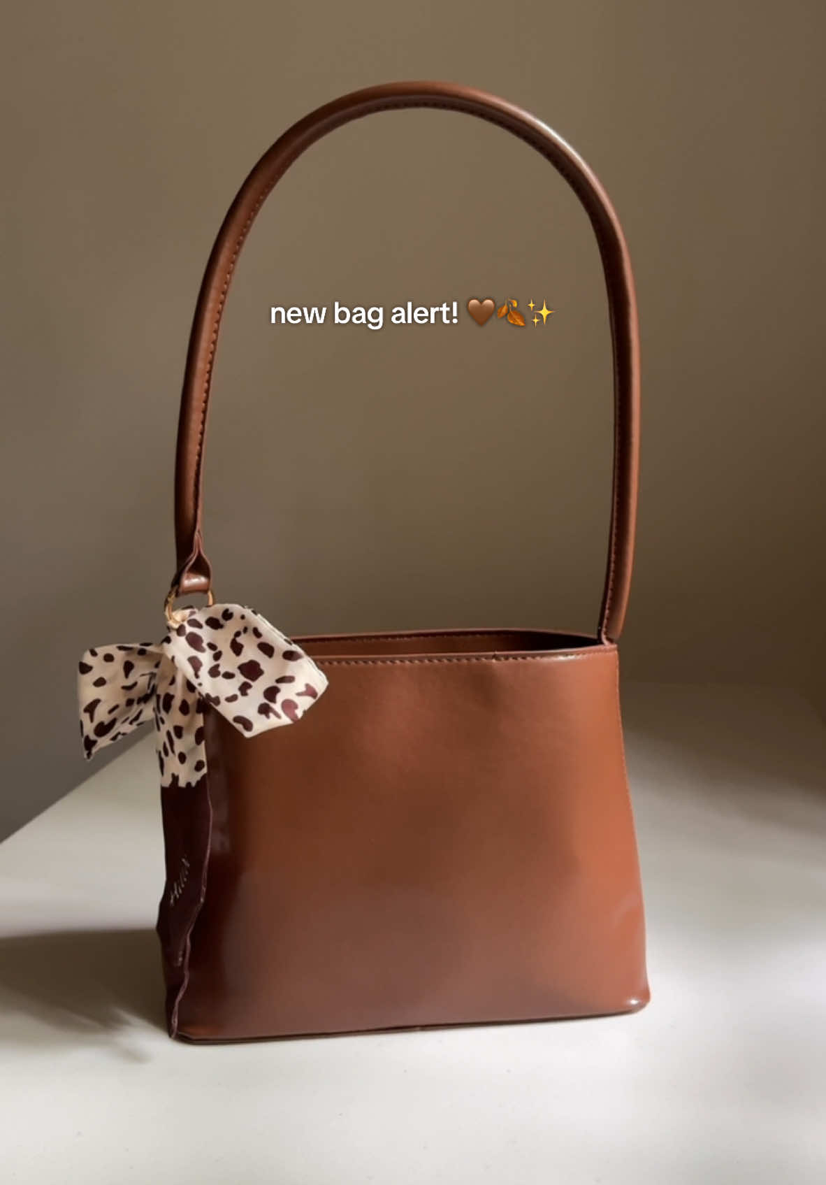 it looks small but it fits all my essentials 🤎🍂✨ #bag #shoulderbag #everydaybag #smallbag #minibag #kilikilibag #bagforwomen #brown #brownbag #fyp #trending #viral 