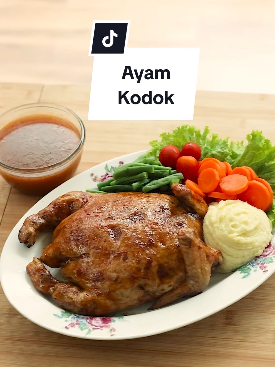 Resep Ayam Kodok (untuk 8 porsi) Bahan: 1 ekor ayam negeri Bahan adonan: 500 gr ayam filet (paha & dada) 150 gr hati ayam, rebus 4 buah telur rebus 3 lembar smoked beef 2 lembar roti tawar 60 ml air 1 butir telur 4 siung bawang putih, geprek 6 siung bawang merah, iris ½ buah bawang bombai, potong kotak 1 batang seledri, iris ¼ buah pala 2 ½ sdt kaldu bubuk 1 sdt garam 1 ½ sdm gula pasir ¼ sdt merica 1 sdt baking powder 1 sdm maizena 3 sdm minyak Pelengkap: buncis, rebus wortel, rebus mashed potato saus gravy Cara membuat: 1. Pisahkan daging ayam dari kulitnya secara perlahan. Sisakan bagian sayap dan potong bagian paha bawah 2. Pisahkan daging dan tulang ayam. Potong-potong tulang lalu rendam dengan air beberapa saat 3. Di dalam food processor, masukkan dada ayam filet, bawang putih, batang seledri, garam, merica, gula pasir, kaldu bubuk dan pala yang diparut, haluskan hingga lengket 4. Panaskan sedikit minyak, goreng bawang merah hingga sedikit kecokelatan, sisihkan kemudian di minyak yang sama tumis bawang bombai wangi, sisihkan 5. Tumis hati ayam hingga kecokelatan dan wangi, sisihkan 6. Masukkan sisa ayam, hati ayam, smoked beef, bawang merah goreng, telur, maizena dan baking powder, haluskan kembali. Pindahkan ke dalam mangkuk 7. Masukkan roti tawar dan air ke dalam food processor, haluskan kemudian masukkan ke dalam adonan beserta bawang bombai, aduk rata. Masukkan adonan ke dalam plastik segitiga 8. Semprotkan adonan ke dalam kulit ayam, isi hingga 1/3 bagian kemudian masukkan telur rebus. Isi Kembali dengan adonan 9. Jahit bagian yang terbuka dengan benang kasur atau tusuk gigi hingga tertutup rapi. Tusuk beberapa titik pada ayam dengan tusuk gigi. Alasi bagian bawah kukusan dengan wadah tahan panas kemudian kukus selama 40 menit 10. Selengkapnya di YouTube: Resep Ayam Kodok Devina Hermawan