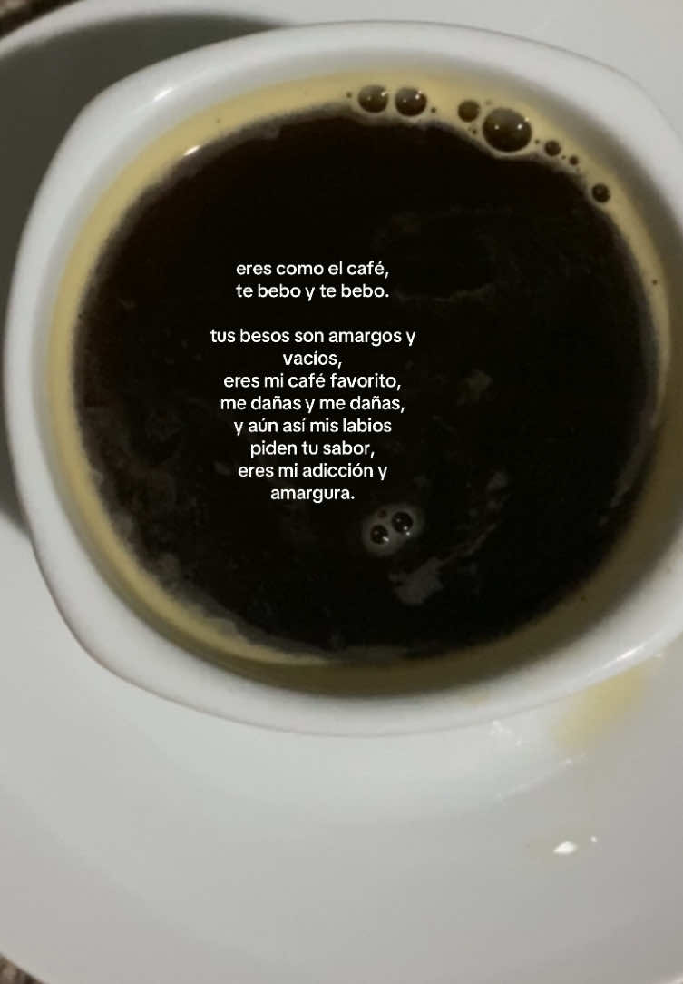 eres café, amargo y daniño.  - escrito por mi.  #Cafe #paramnesiaw #poemas 