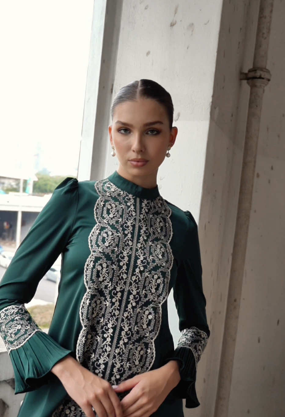 Dont you agree, Emerald green gives you such a elegant look on your outfit?  Lagi2 kalau pilih design yang having a timeless detailing macam Sabariah Kurung ni. Giving you a twist of modern & classic in one piece✨ #JlabellaGlamorousRaya2025 #JlabellaAtelier 