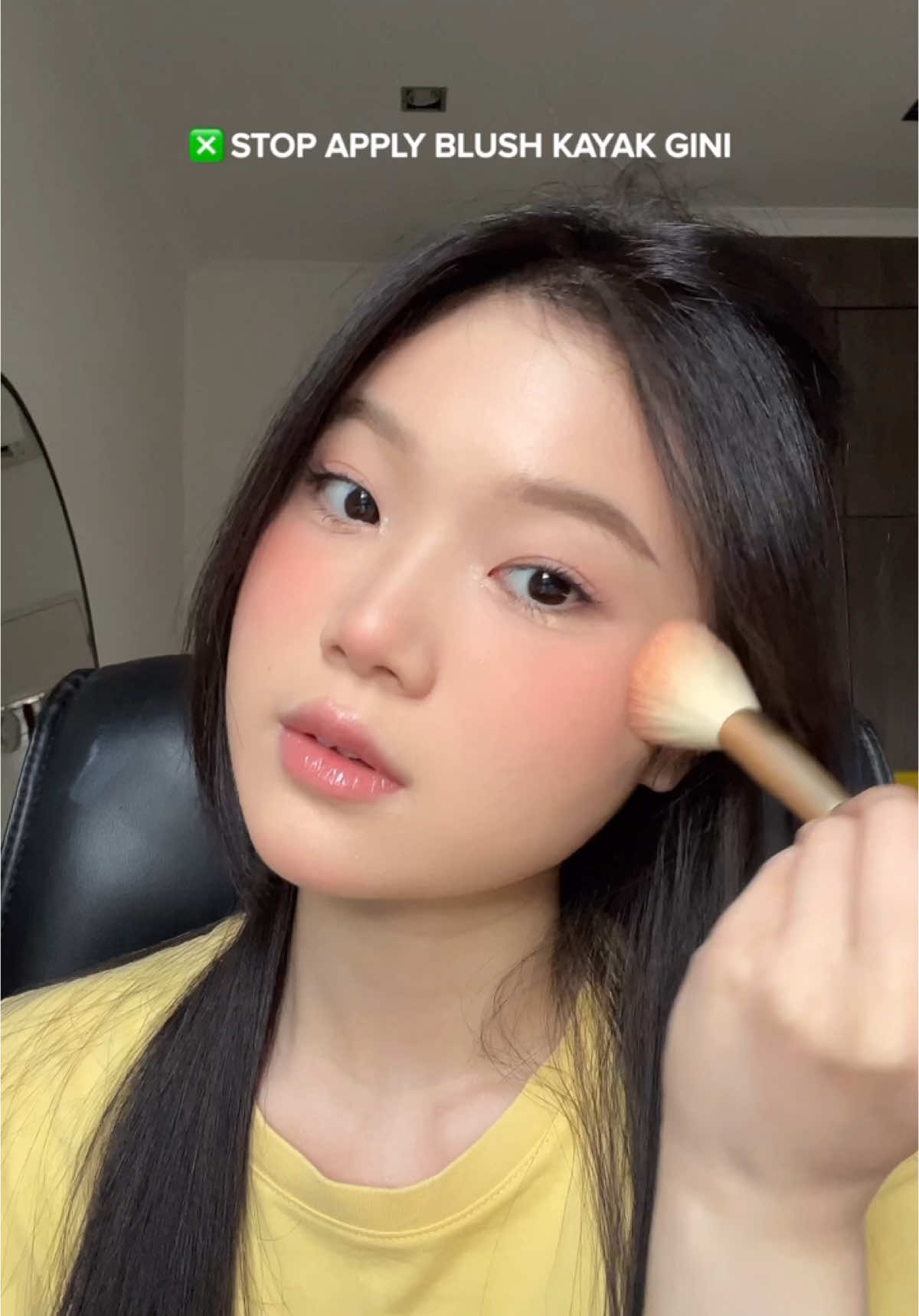 pake blush kadang kelihatan menot karena ngasal pakenya, ini cara pakenya biar natural 🤏🏻 btw suka banget sama blush palette ini, super easy to use dan warnanya juga gemes bangettt 💕💕