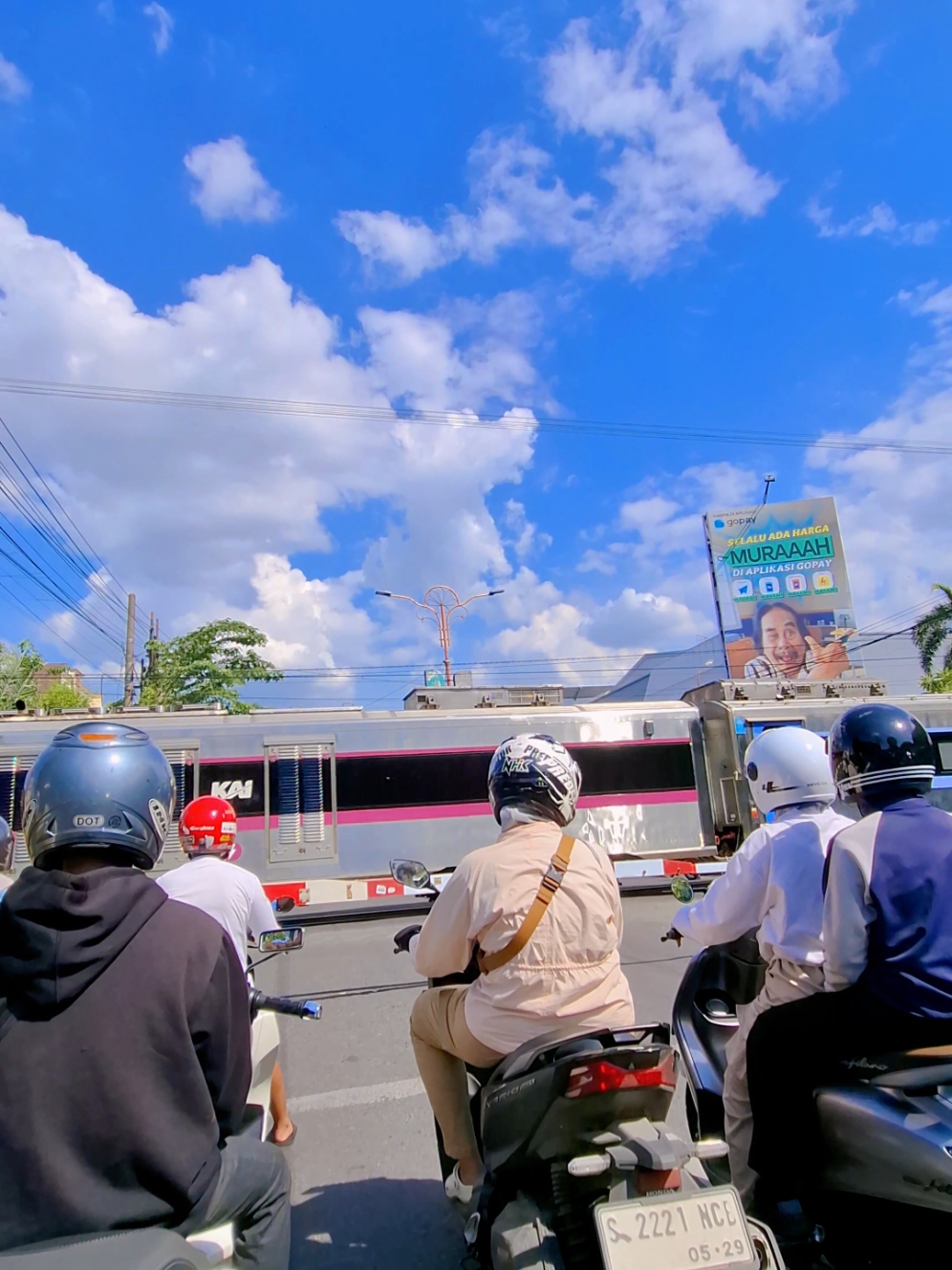 Sidoarjo panas e pol polan #sidoarjo #keretaapi #keretaapiindonesia #kai #kaiaccess #ciplaz #mallsidoarjo #ciplazsidoarjo #mentahanvideo #videomentahan #mentahanvideokeretaapi #storywa #storyig #argolawu #argobromo #argobromonewgeneration 