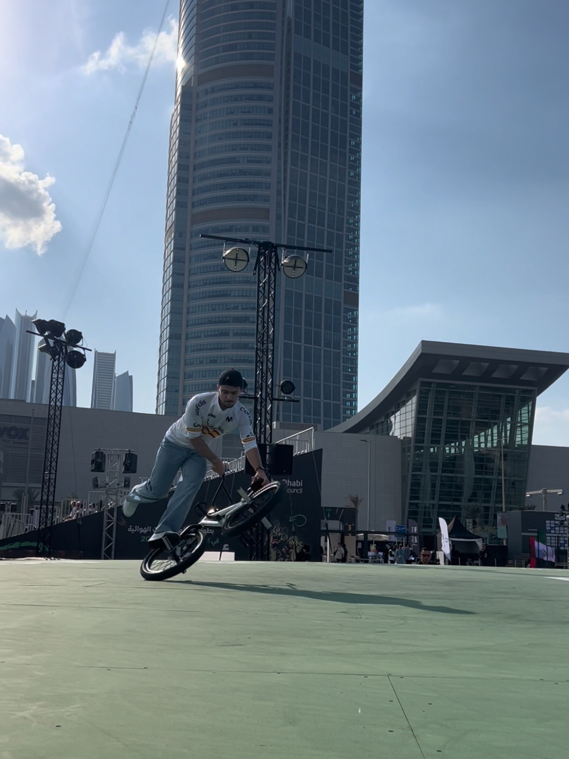 ♥️ BELLEZA ♥️  🤯 ¡Vaya clase tiene Varo Hernández! 📹  Trucos de mucho nivel los que ha realizado el rider del #TeamESPciclismo 🇪🇸 durante la tanda de entrenamientos del Mundial de BMX Freestyle Flatland #AbuDhabi2024 #cycling #Ciclismo #bmx #bmxfreestyle #bmxflatland #flatland 