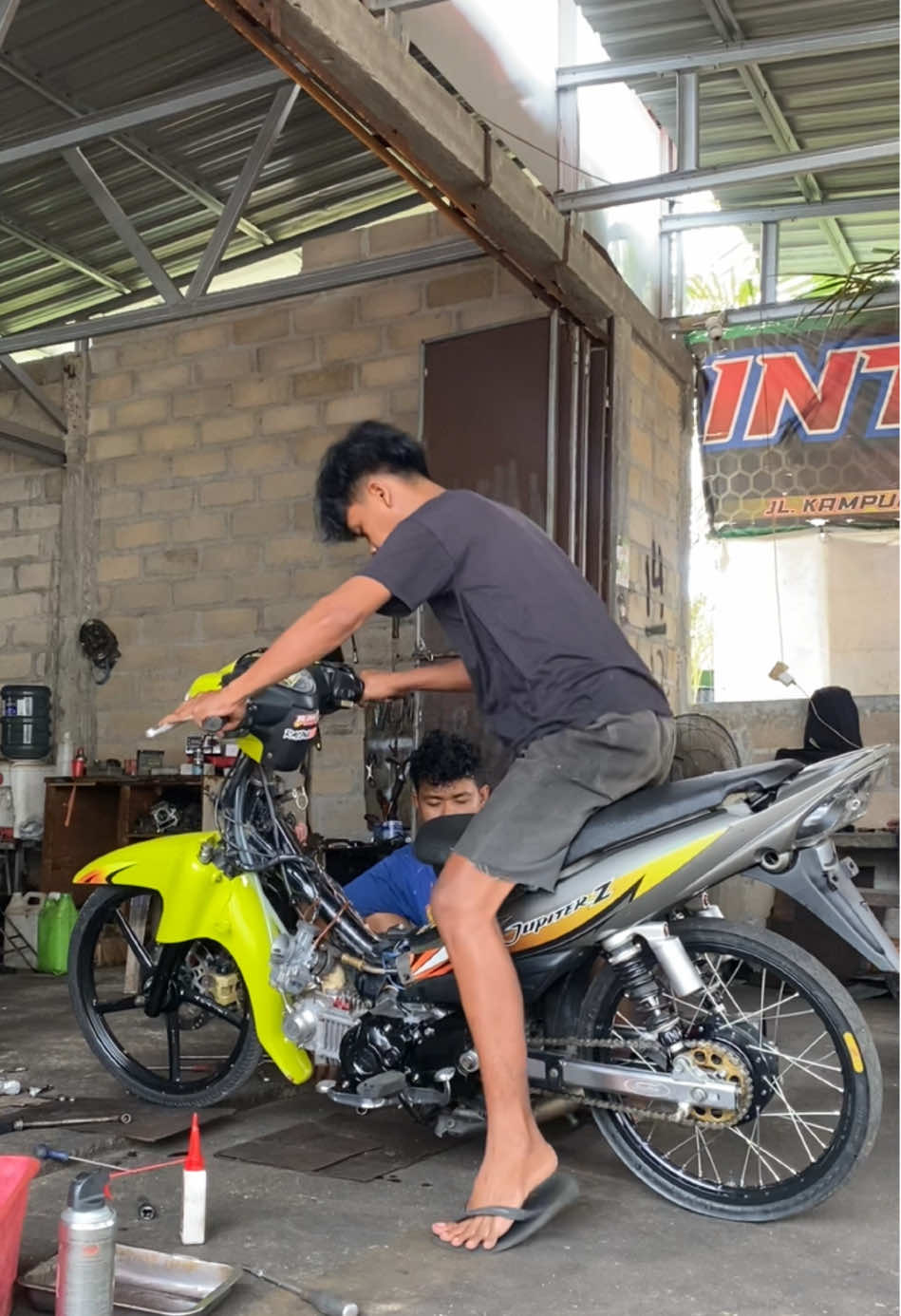 Service tipis , full service 300 sama kamar 🤭 #fyp #fypシ゚ #jupiter200cc #5tpmenolakpunah #jupiterz #jupiter #menolakpunah #inttechspeed #tanjungpinang #CapCut #fypシ゚viral #xyzbca 