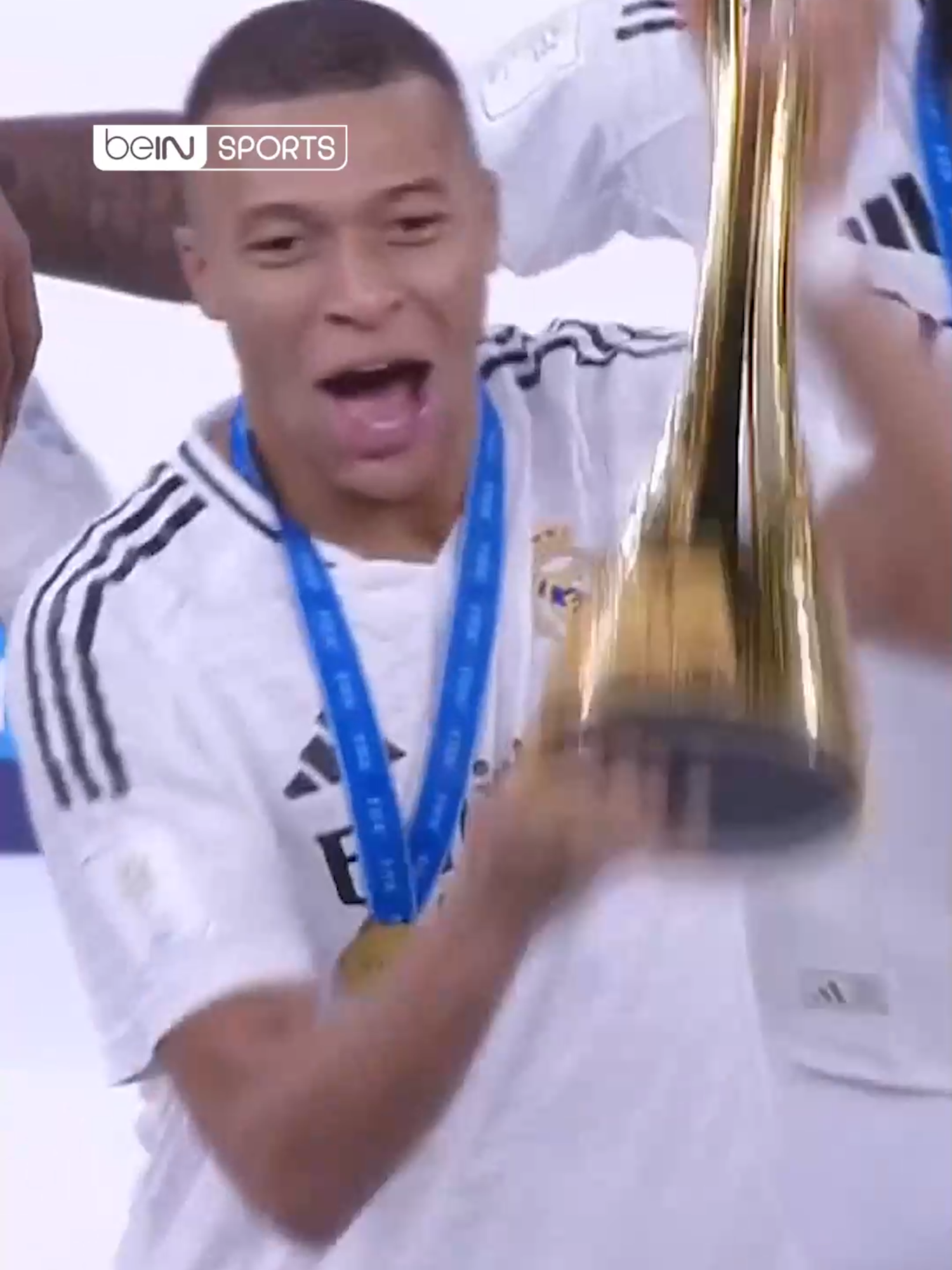 🤩🏆 Mbappé et les joueurs du Real Madrid soulèvent la Coupe Intercontinentale !  #football #soccer #mbappé #kylianmbappé #kylianmbappe #realmadrid #cup #intercontinentalcup #sport #sports