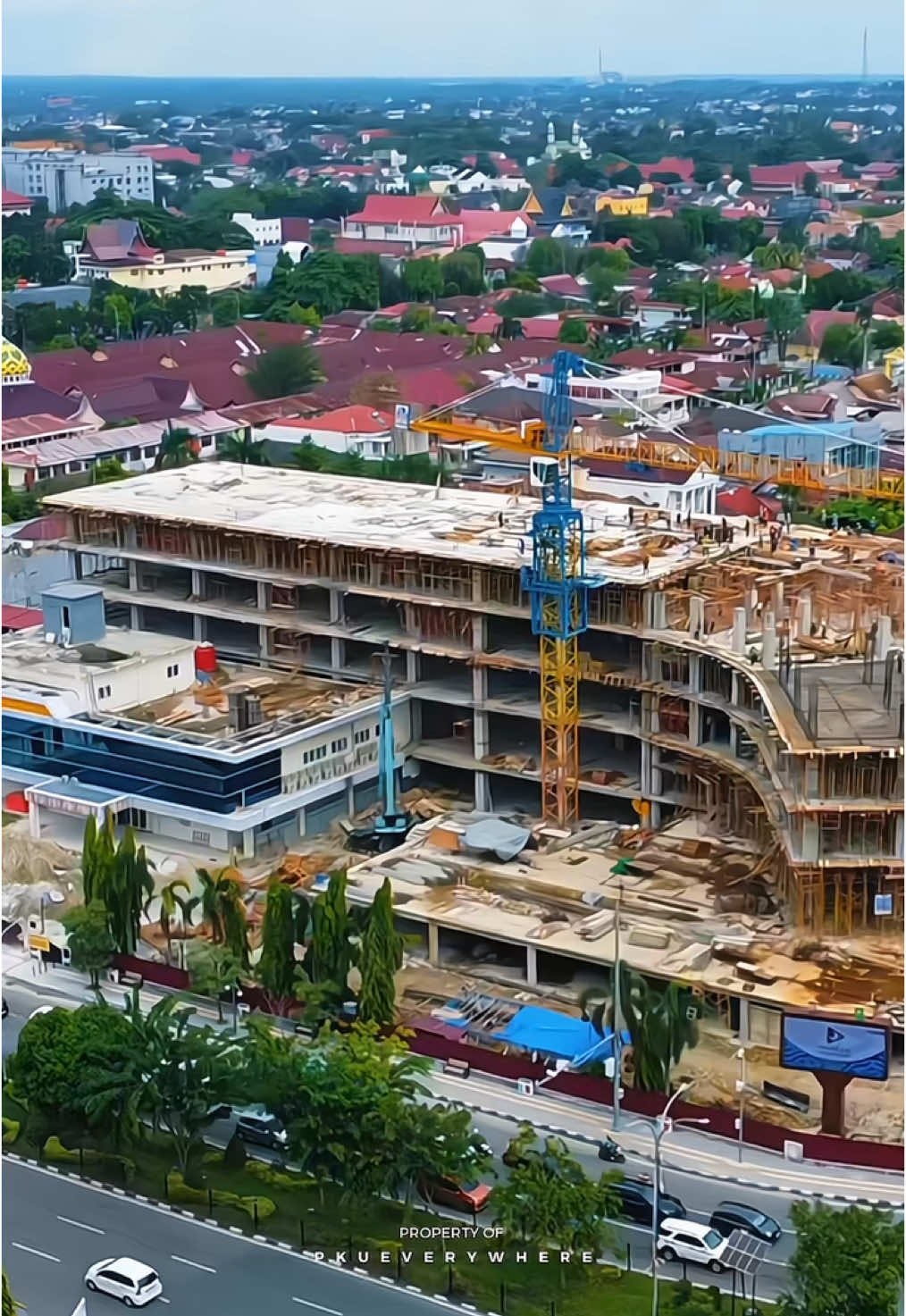 Aerial footage pembangunan RS Bhayangkara Polda Riau. Rumah Sakit ini memiliki desain khas berbentuk Tanjak, penutup kepala tradisional khas Melayu Riau, dan akan dilengkapi dengan fasilitas modern seperti lapangan futsal, taman hijau, restoran, dan taman bermain anak. Arsitek Gedung RS Bhayangkara adalah jeffriangkasa dari angkasaarchitects #pkueverywherexyz #pku