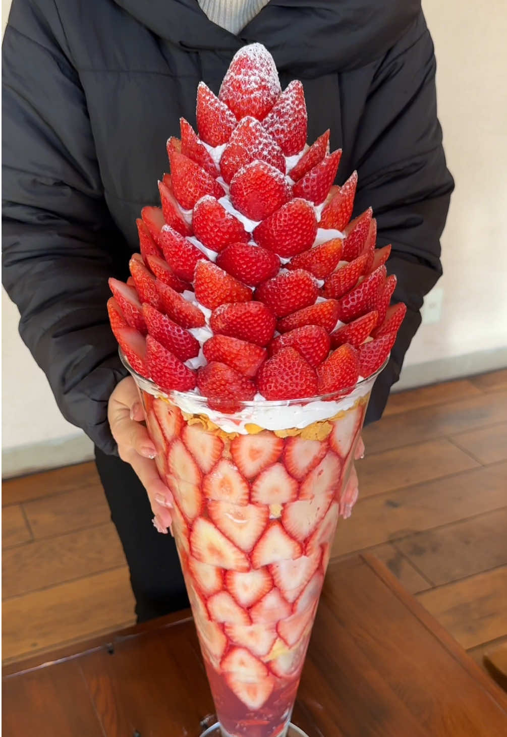 日本一大きい超巨大いちごパフェ🍓😳 ◎ メガいちごパフェ　¥9,800 …高さ70cm、メガイチゴ70個、重さ7kgの超超超巨大ないちごパフェ🍓 …完全予約制、平日限定、1日1個限定 【店舗】いちごの里　カフェ「アンジェフレーゼ」 【住所】栃木県小山市大川島４０８ 【アクセス】小山駅からバスで15分 【営業時間】9:00-18:00 【定休日】不定休 【予算】¥1,000-2,000 #栃木グルメ #japanesefood #tiktokfood 