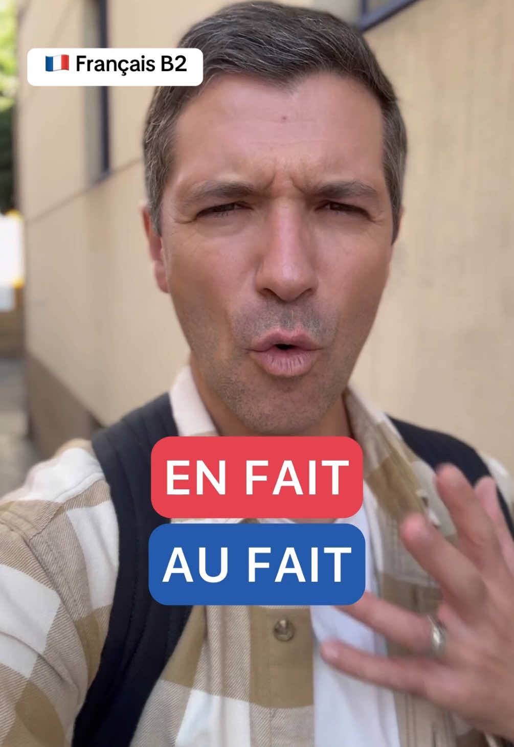 🇫🇷 Français, niveau B2 : la différence entre « en fait », et « au fait » En fait permet de dire : « réellement, en vrai, pour tout te dire, pour te dire la vérité, etc. ». On l’utilise pour donner une explication ou répondre à une question. Au fait, permet de dire : « d’ailleurs, en parlant de ça, etc. ». On l’utilise pour ajouter une idée en relation avec quelque chose qui vient d’être dit dans une conversation.  Faites l’exercice dans les commentaires en répondant avec « en fait » ou « au fait » - Paul : Tu sais ___ (1), je n’aime pas cette chanson 🎶  - Marie : Ah bon ? Mais je croyais que tu l’adorais !? - Paul : Non, pas vraiment, ___ (2) le rythme ne me plaît pas. - Marie : Bon, et bien d’accord, je le saurais…, et ___ (3), ça te dit d’aller prendre un verre ?