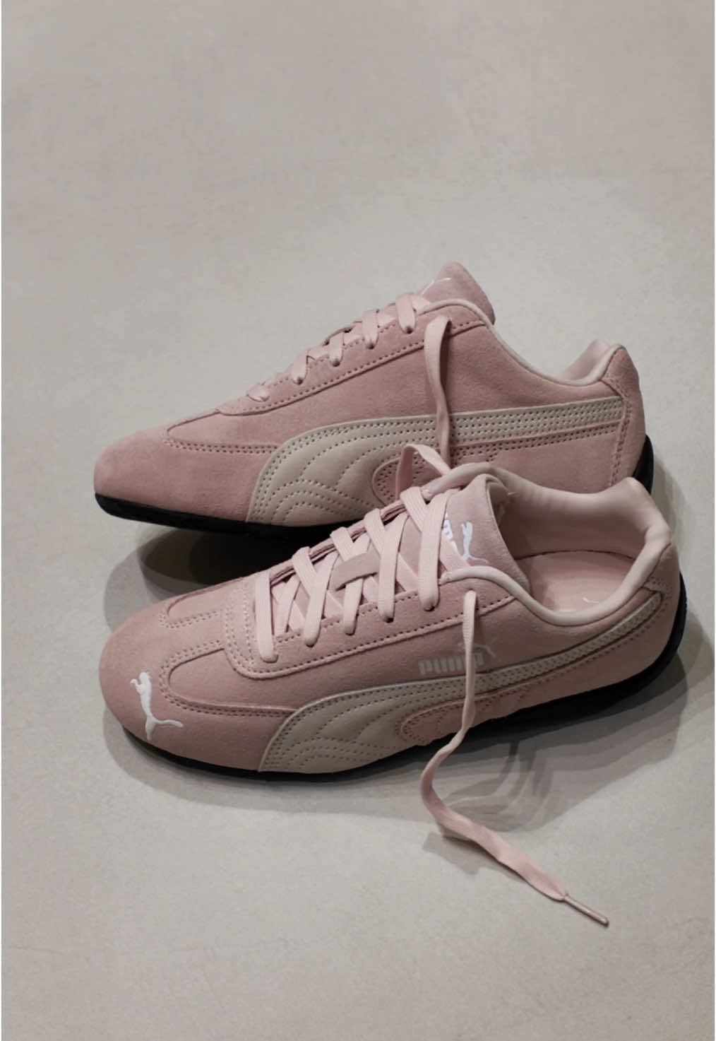 Turn heads with the Puma Speedcat OG in Whis of Pink and Puma White—motorsport style meets street-ready vibes.⁠ #puma #pumaspeedcat #sneakers 