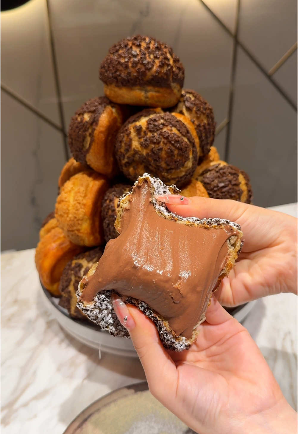 溢れるほどチョコクリームたっぷりのシュークリーム🍫🤤 　 📍東京 / 千代田区 　 【店舗】PATISSERIE TEN& 【時間】11:00-16:00、17:30-21:00 【定休】不定休 【住所】東京都千代田区内幸町1丁目7-1 日比谷オクロジ01 【ｱｸｾｽ】 日比谷駅から徒歩7分 【予算】¥1,000- ◎ チョコシュークリーム ¥990 #東京グルメ #japanesefood